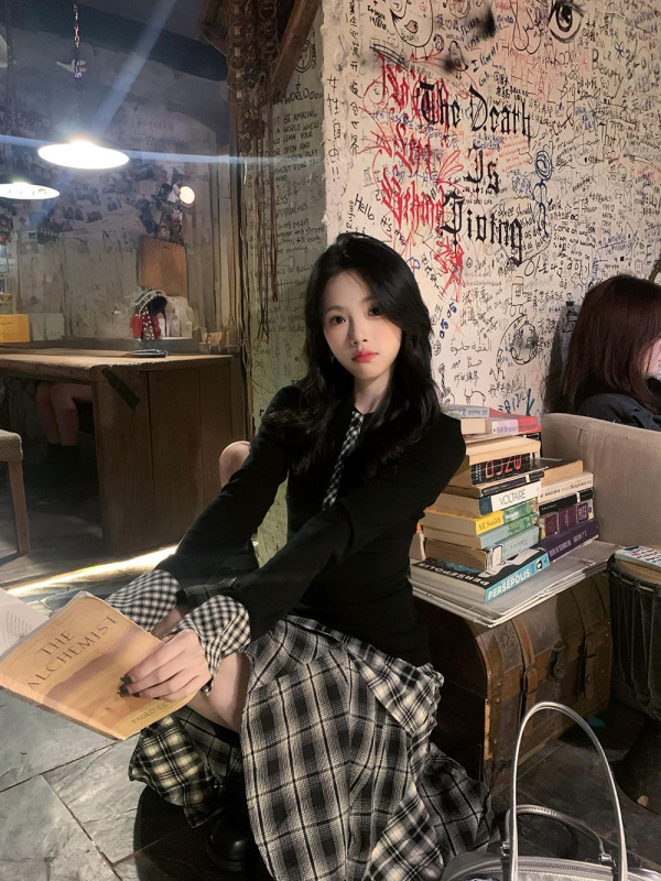 Real shot, real price~ Fake two-piece plaid splicing long-sleeved bottoming shirt top + irregular splicing plaid skirt