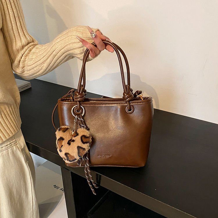 Simple Fashion Handbag 2024 Autumn and Winter New Retro Texture Bucket Bag Trendy Women's Bag Commuting Shoulder Crossbody Bag