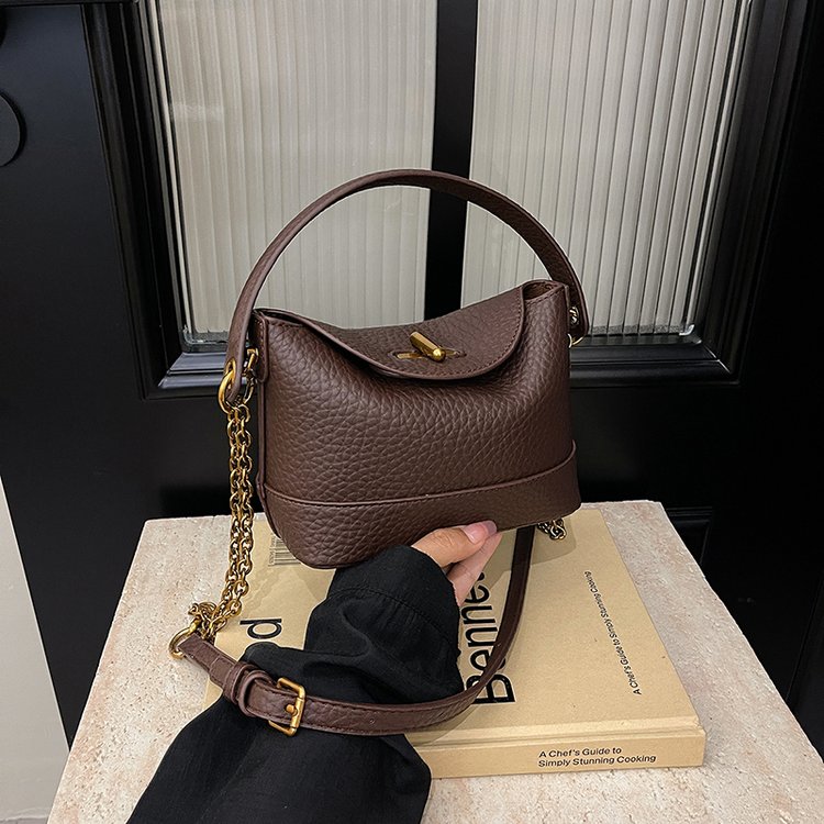 Autumn and winter super hot handheld small bag for women 2024 new niche design commuting high quality versatile crossbody small bag