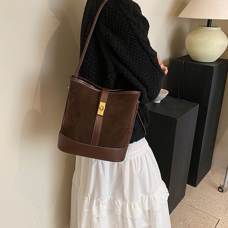 Autumn and winter retro niche bucket bag women's new simple fashion shoulder bag high-end versatile crossbody bag