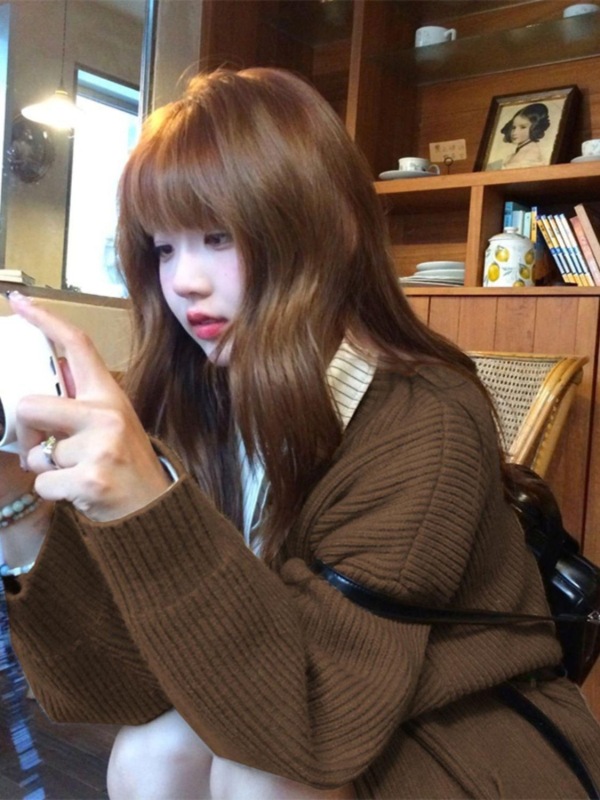 Maillard wears soft waxy brown sweater, knitted sweater, cardigan jacket in autumn and winter