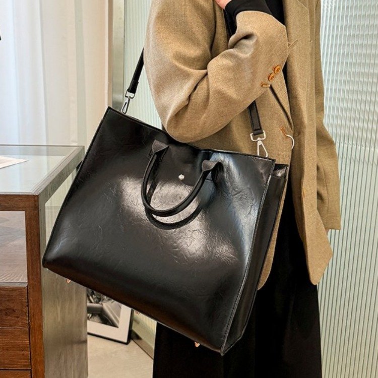 Tote bag large capacity commuter soft leather bag for women new 2024 bag fashionable portable shoulder crossbody large bag for women