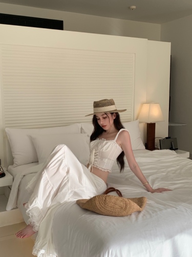 Actual shot of French pure lust style square collar straps and generous square collar camisole vacation casual style skirt