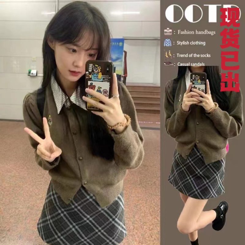 A complete set of tea-style outfits 2023 new early spring women's fake two-piece college style playful and lively age-reducing suit