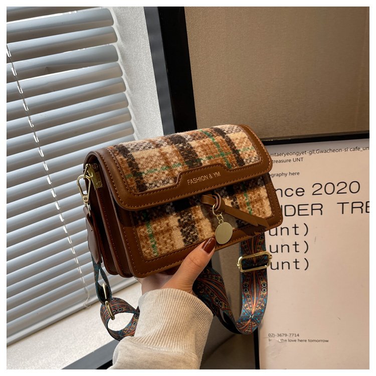 This year's popular small handbag 2024 new Korean version ins foreign style fashionable shoulder crossbody versatile large capacity