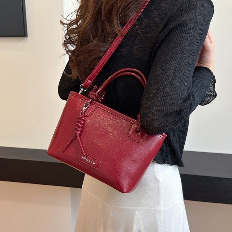 This year's popular niche design bags 2024 new women's bags fashion versatile crossbody bag commuter hand bucket bag