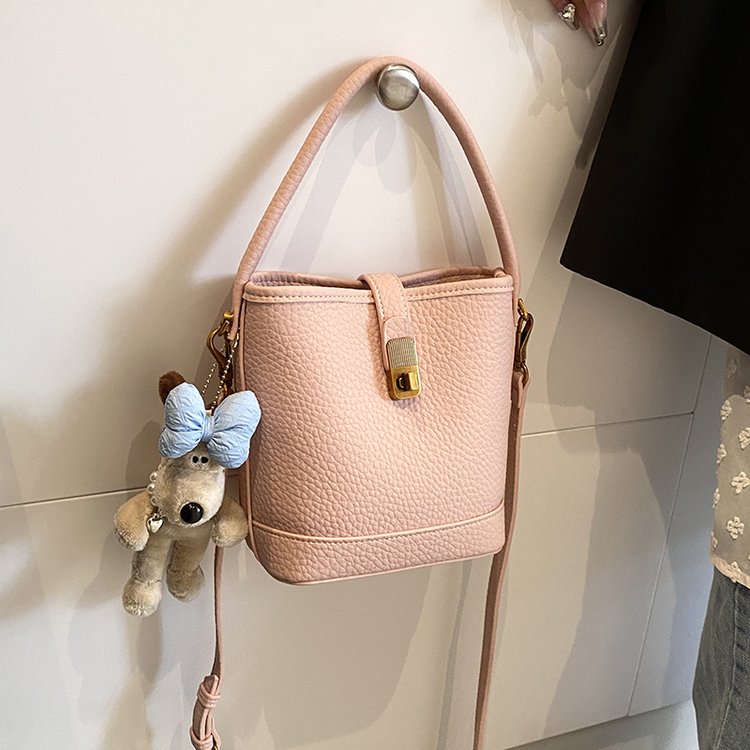 High-end texture popular portable bucket bag 2024 new retro style armpit bag trendy and versatile commuting crossbody bag