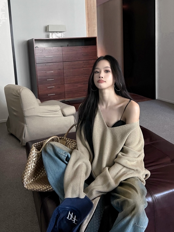 Large V-neck long-sleeved knitted sweater women's loose lazy long-sleeved coat top