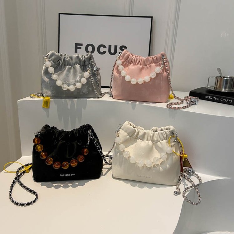 New Chinese style underarm bag for women 2024 new high-end niche design beaded hand bag pleated chain bag