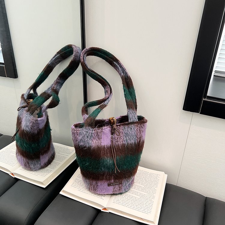 Korean style fashionable woolen plaid bucket bag for women new retro single shoulder armpit bag niche handbag