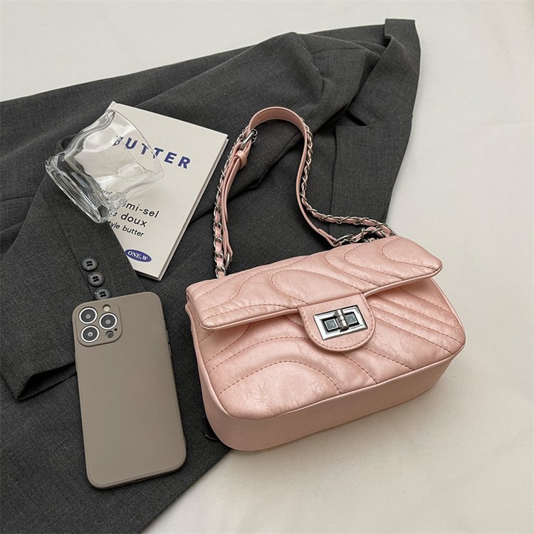 This year's popular small bags for women in spring and summer are versatile new fashion texture chain messenger bags for women small square bags