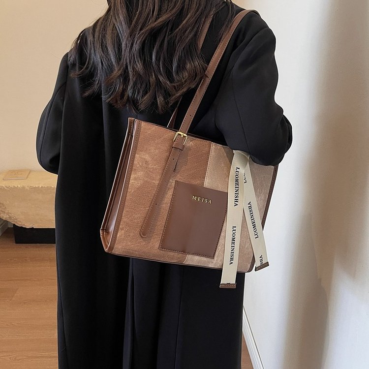Large-capacity bag for women in autumn, versatile new fashion shoulder bag, contrasting color, popular commuter tote bag this year