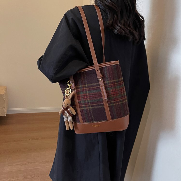 Large-capacity bag women's autumn and winter versatile 2024 new fashion shoulder bag this year's popular texture women's bucket bag