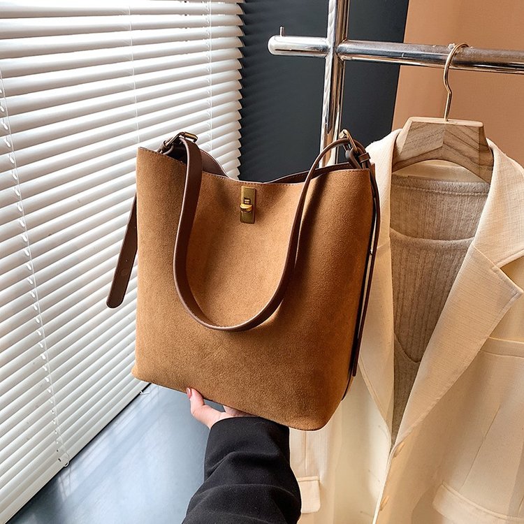 Retro autumn and winter fashion women's bag armpit bag 2024 new wide shoulder strap bucket bag frosted single shoulder crossbody bag