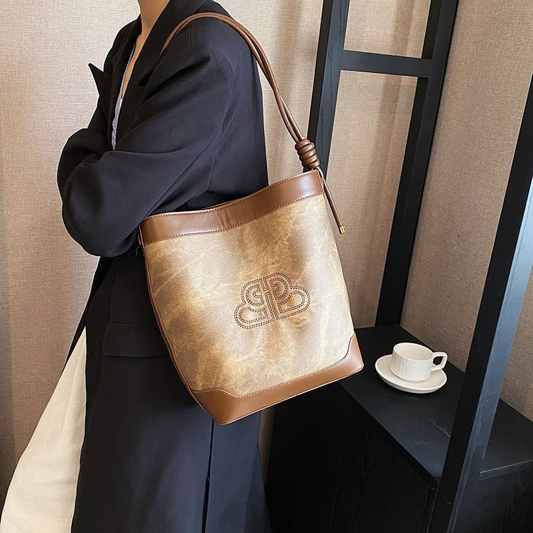 Bags for women this year, fashionable bucket bag, soft leather, versatile, trendy, popular, embroidered flower, large capacity crossbody handbag wholesale