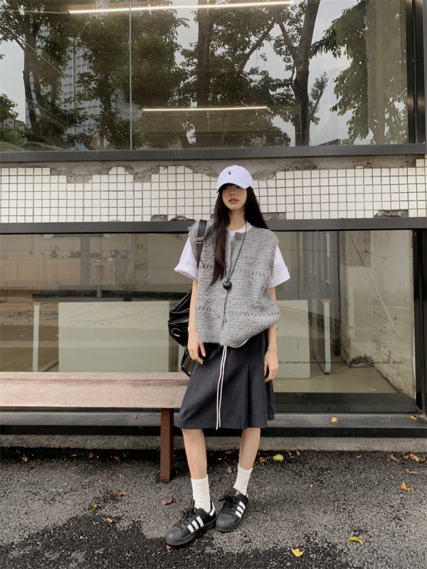 Actual shot and real price. Lazy style round neck, versatile and fashionable knitted vest + casual high-waisted suit skirt.