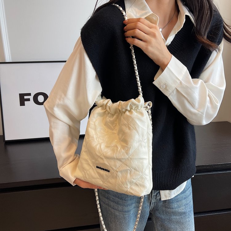 Diamond embroidery large-capacity bag women's new popular versatile chain shoulder bag fashionable tote bucket bag