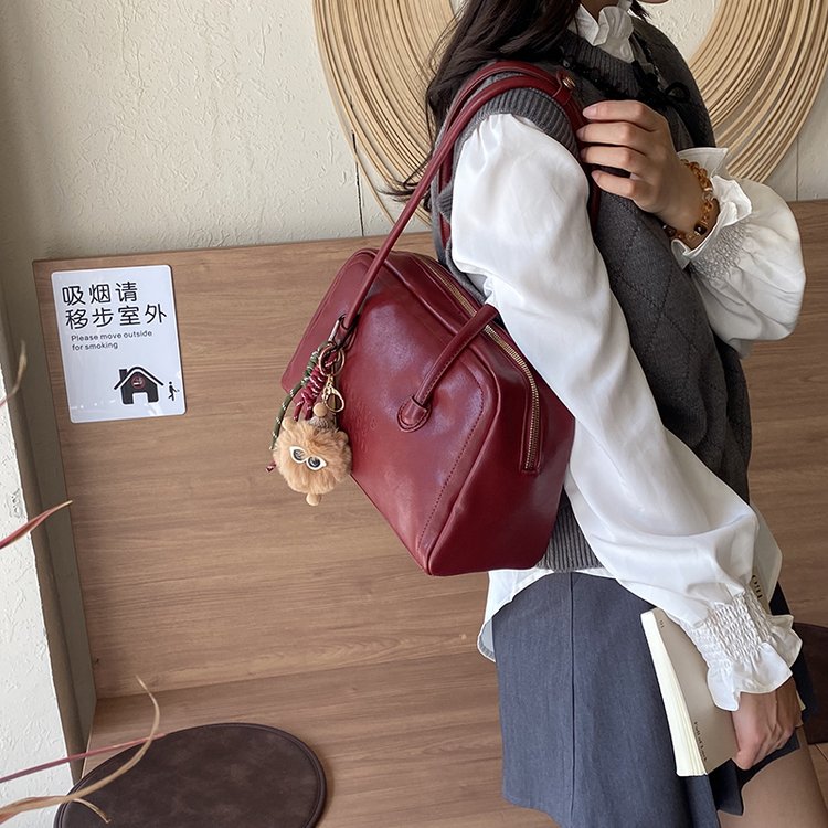 Wholesale retro shoulder bag girls high-end handbag 2024 new style simple commuter bowling bag armpit bag