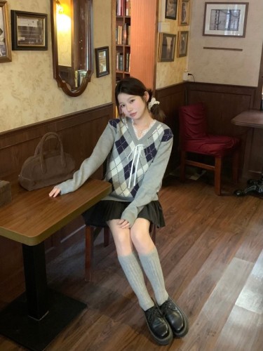 V-neck sweater women's autumn and winter lazy high-end retro loose diamond gray sweater