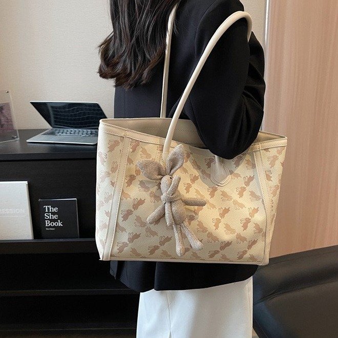 2024 Large Capacity Tote Bag Women's New Shoulder Bag Fashionable Simple Class Commuting Bear Pendant Printed Women's Bag