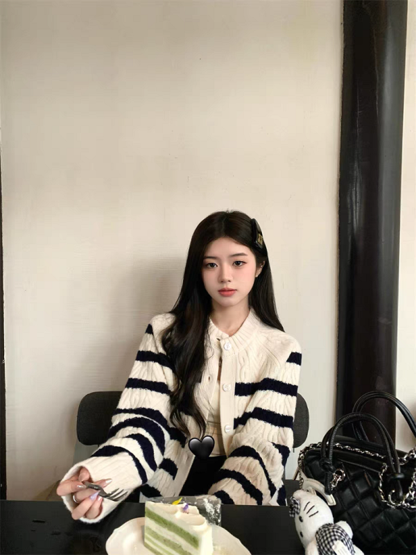 Contrast color striped round neck sweater cardigan jacket for women autumn and winter lazy style short knitted top