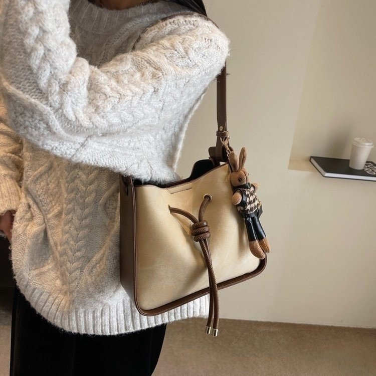 This year's popular small bags for women in autumn and winter are versatile new fashion single shoulder crossbody bags retro women's bucket bags