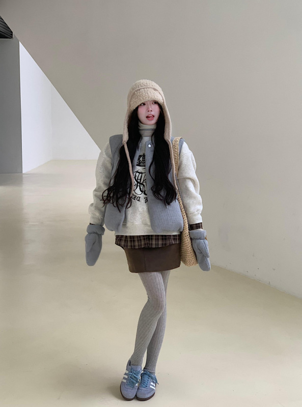 Halter-neck gloves and vest layered with Korean jacket + brown leather skirt + plaid splicing embroidered sweatshirt