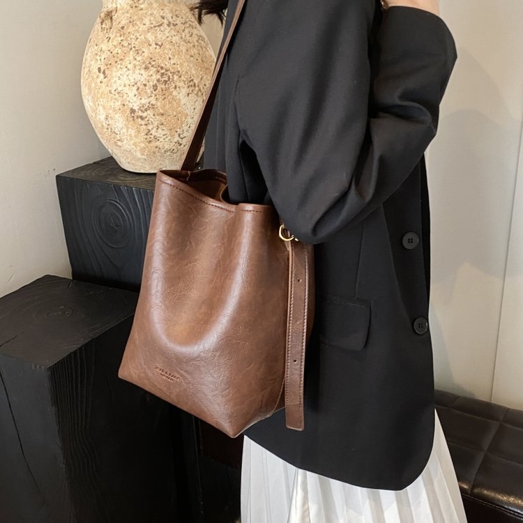 Wholesale high-end retro large-capacity bag for women 2024 new fashion commuter bucket bag versatile crossbody bag