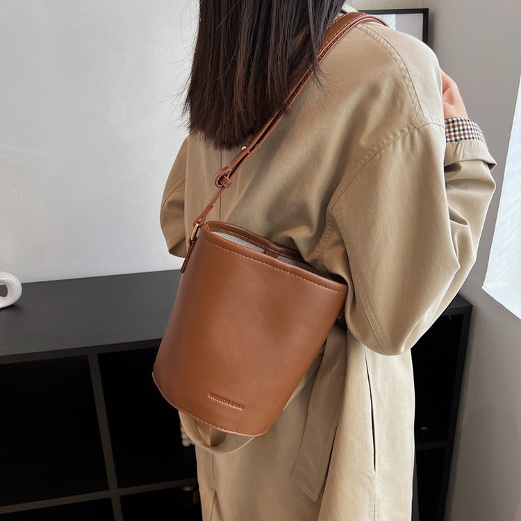 Cross-border retro large-capacity shoulder bucket bag for women 2024 new Korean version niche armpit bag simple crossbody bag