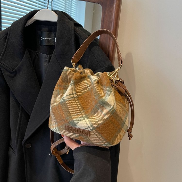 Woolen bag women's autumn and winter versatile new niche design high-end single shoulder crossbody bag women's bucket bag