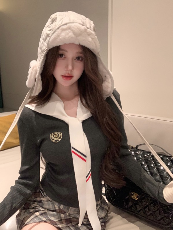 Knitted v-neck bottoming shirt with long sleeves and shawl top