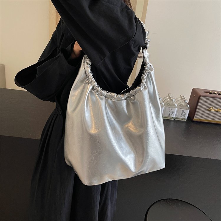 Niche armpit bag women's bags 2024 new fashion silver tote bag versatile large capacity pleated bag
