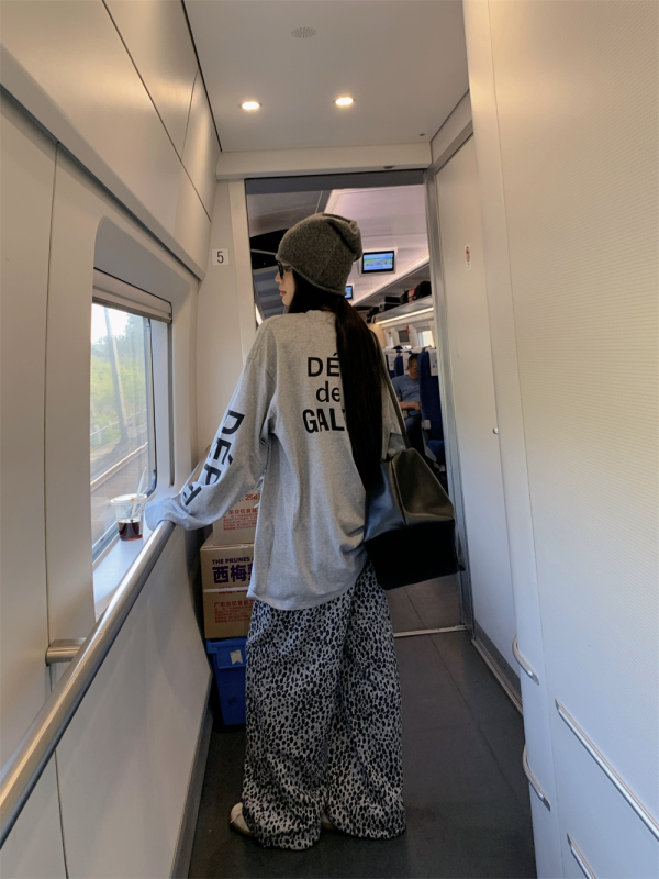 Gray letter print long-sleeved casual versatile T-shirt + leopard print pants