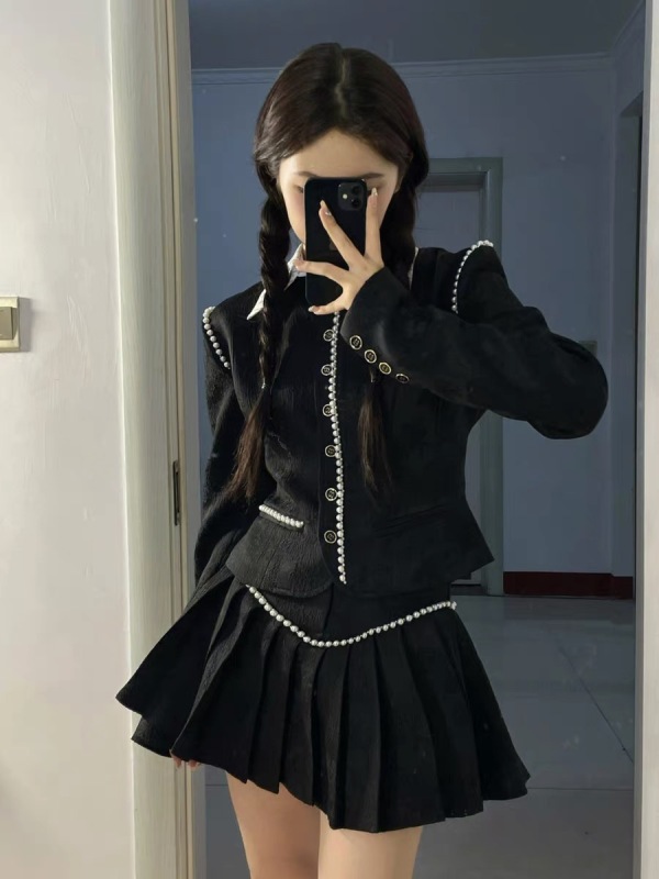 Wear it with a touch of gold, French style, small fragrant suit skirt, you can usually wear a lapel short jacket, two-piece set for a high-end feel