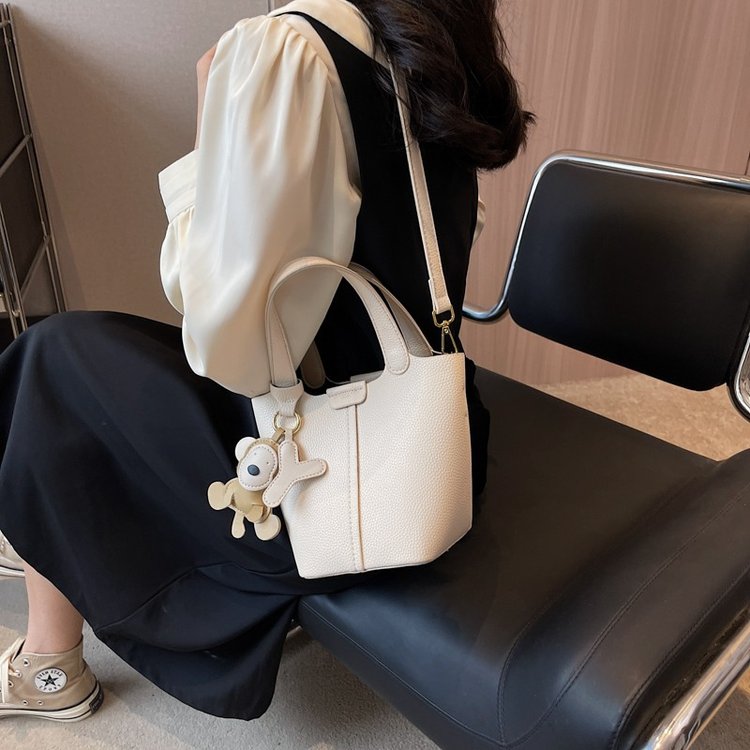 This year's popular small bags for women 2024 high-end texture niche portable shoulder bag versatile crossbody bucket bag