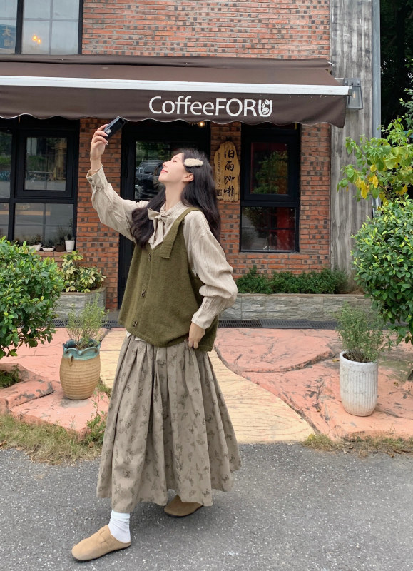 Lace-up striped long-sleeved shirt + layered knitted vest + butterfly print skirt suit