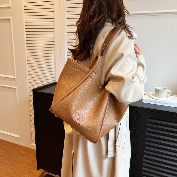 Textured retro commuter large-capacity bag for women 2024 new fashion versatile shoulder bag soft leather underarm bucket bag