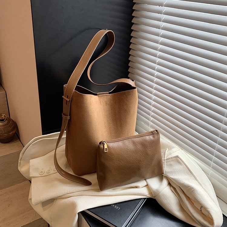 Wholesale retro high-end armpit bag women's bag 2024 new simple bucket bag versatile shoulder crossbody bag