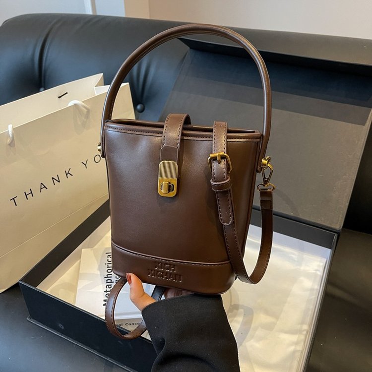 Autumn and winter popular Internet celebrity bags for women new Maillard retro texture crossbody bag high-end portable bucket bag