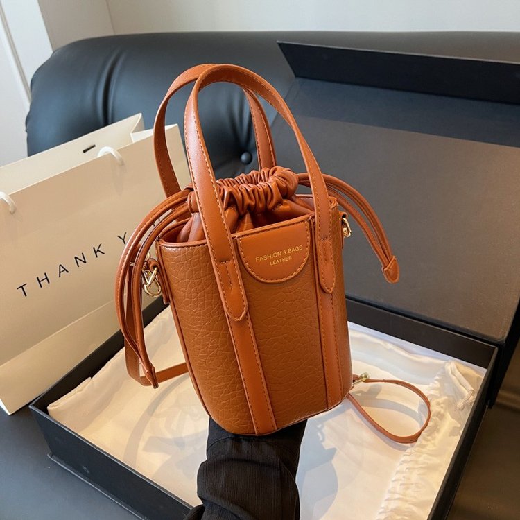 2024 New Simple Solid Color Bucket Bag Women's Spring Casual Versatile Shoulder Bag Small Portable Crossbody Bag