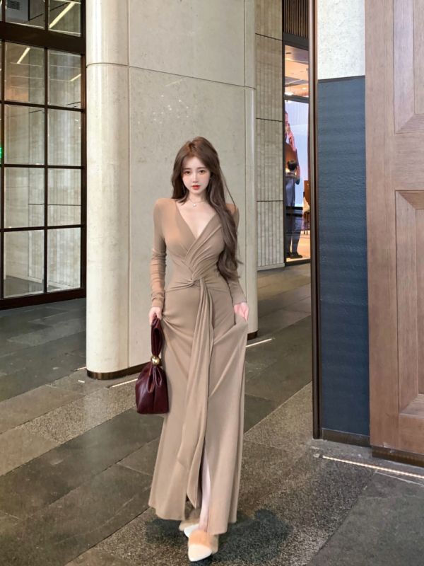 Coffee v-neck twist dress, feminine strappy long skirt, imitation cashmere long-sleeved waist skirt