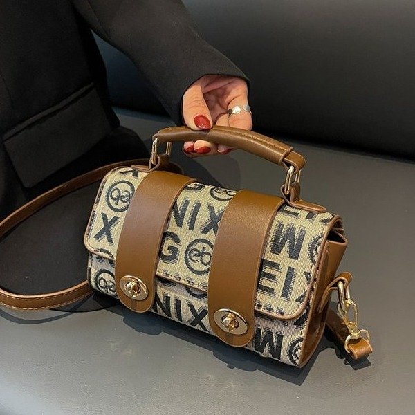 High-end textured small bag for women 2022 new trendy autumn and winter versatile niche portable Boston bag single shoulder crossbody bag