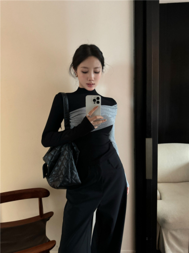 Contrast color splicing half turtleneck T-shirt base layer, slim fit and high-end temperament top