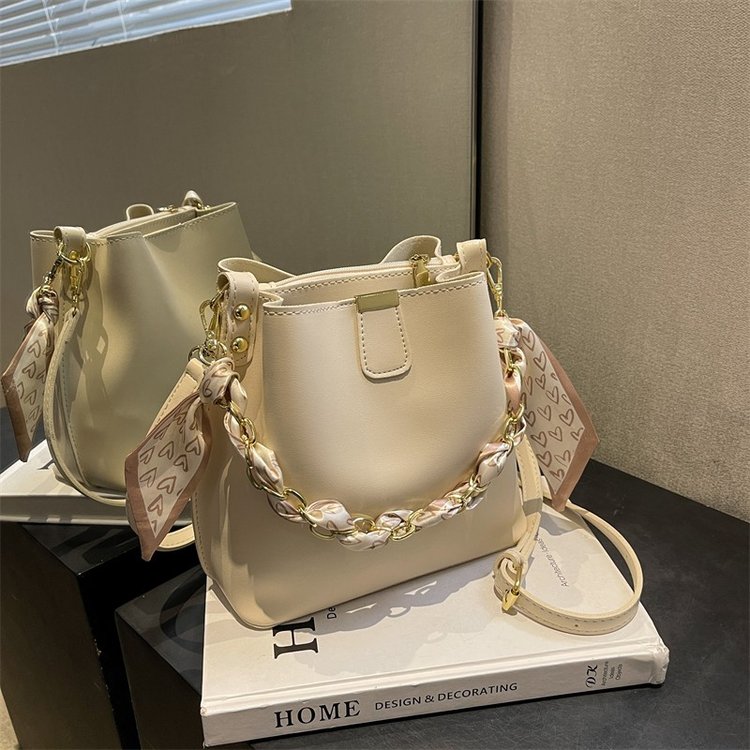High-end western style small bag 2024 new women's bag summer popular hot style versatile crossbody bag single shoulder bucket bag