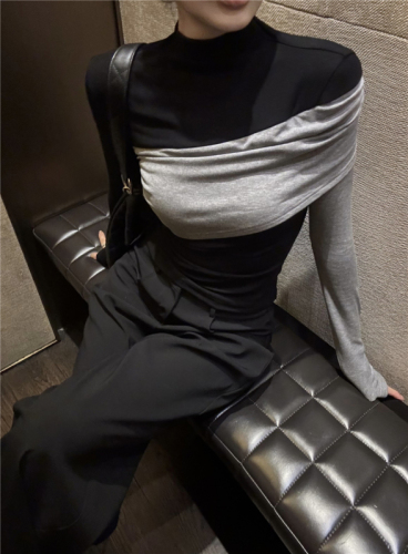 Contrast color splicing half turtleneck T-shirt base layer, slim fit and high-end temperament top