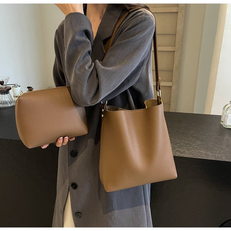 Work commuting bag women's 2024 new trendy and high-end Maillard shoulder bag large capacity crossbody bucket bag
