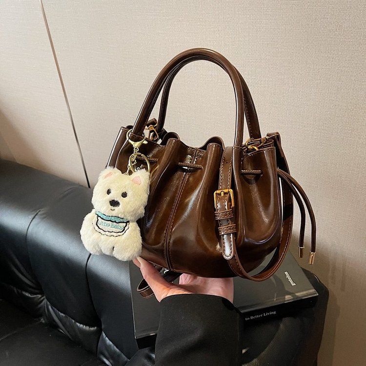 Cross-border fashion hand-held bucket bag for women 2024 autumn and winter new retro crossbody bag fashionable pleated personality shoulder bag