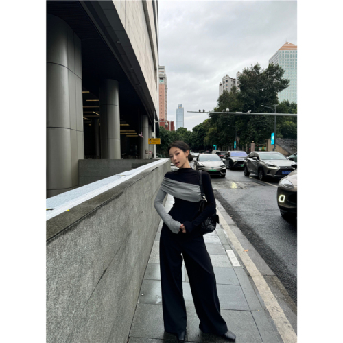 Contrast color splicing half turtleneck T-shirt base layer, slim fit and high-end temperament top