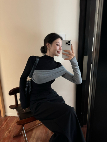 Contrast color splicing half turtleneck T-shirt base layer, slim fit and high-end temperament top
