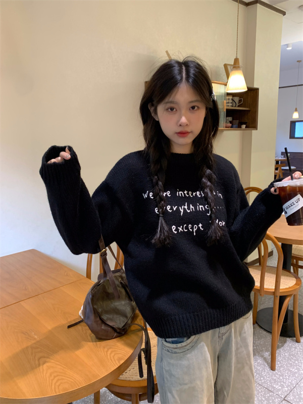 Lazy style soft waxy round neck casual pullover sweater with black letter embroidery